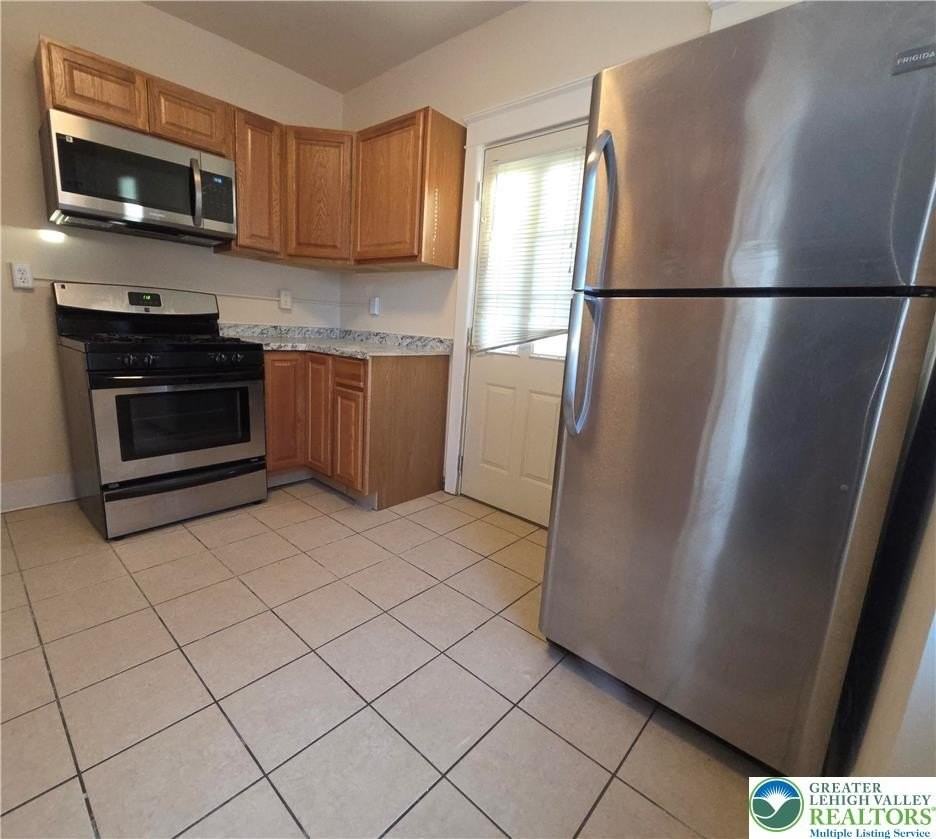 830 Media St - Photo 4 of 8