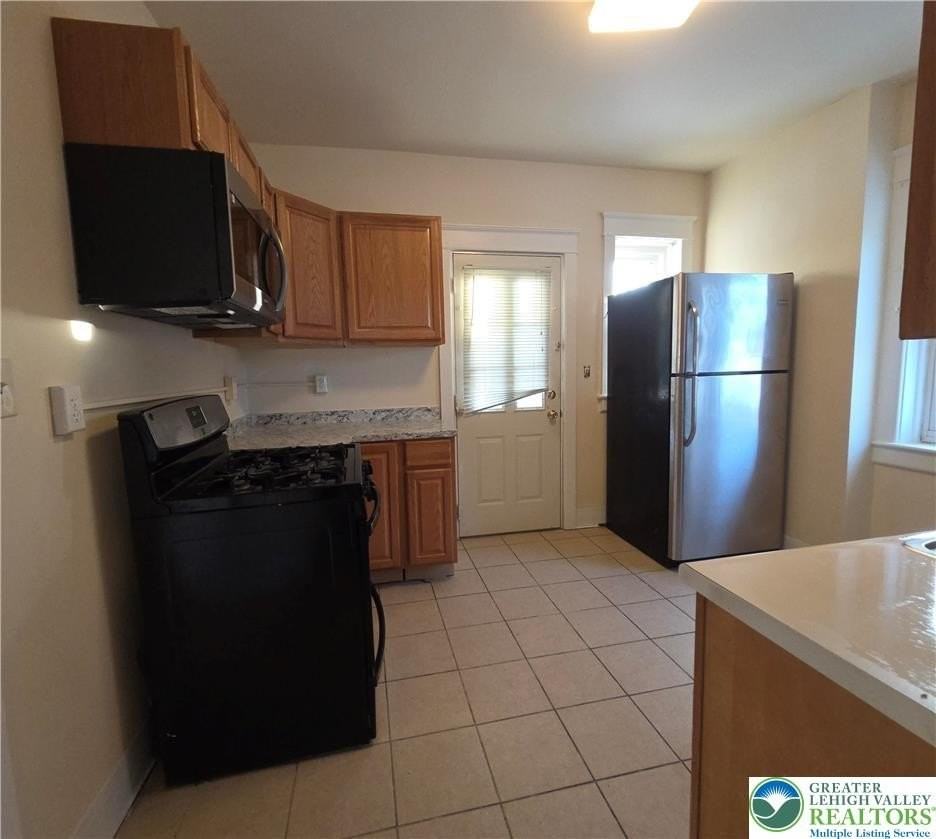 830 Media St - Photo 5 of 8