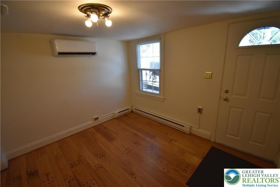 140 Spring Garden St - Photo 3 of 9