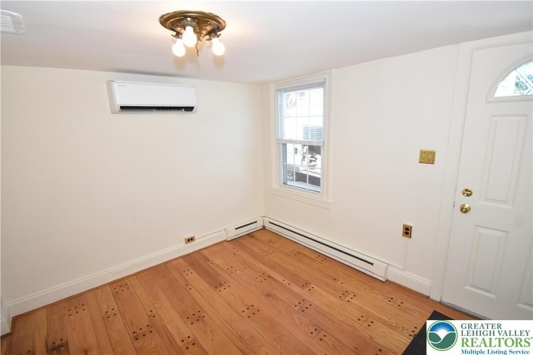 140 Spring Garden St - Photo 4 of 9
