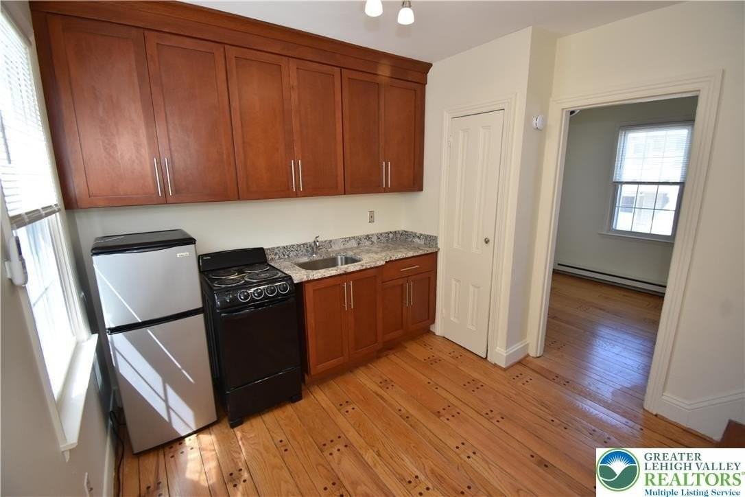 140 Spring Garden St - Photo 7 of 9