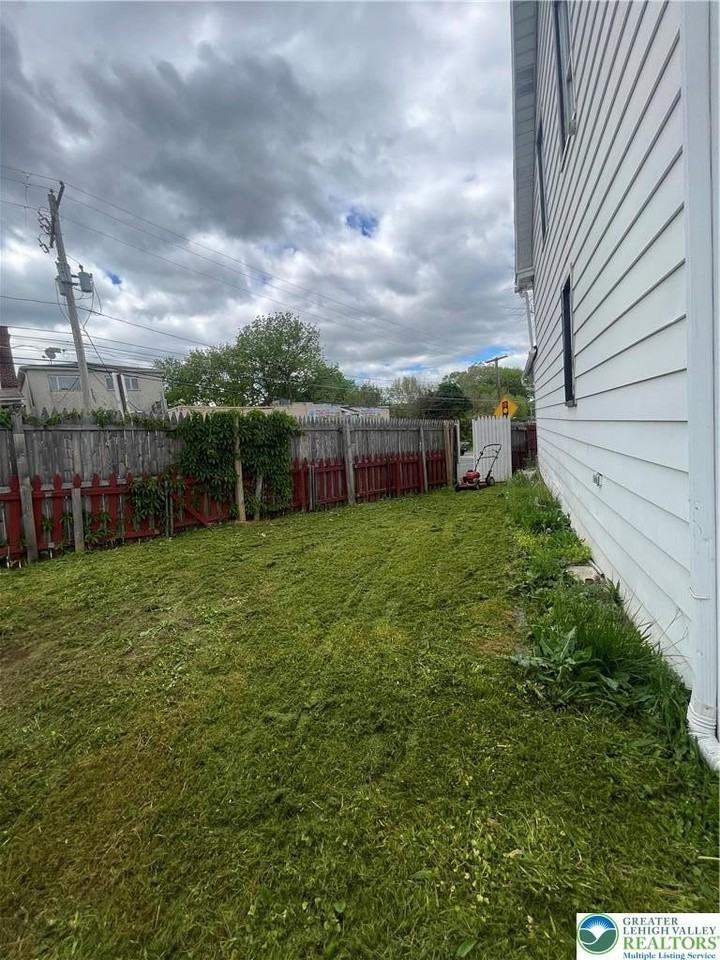 551 Sumner Ct - Photo 2 of 10