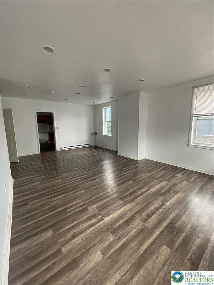 551 Sumner Ct - Photo 3 of 10