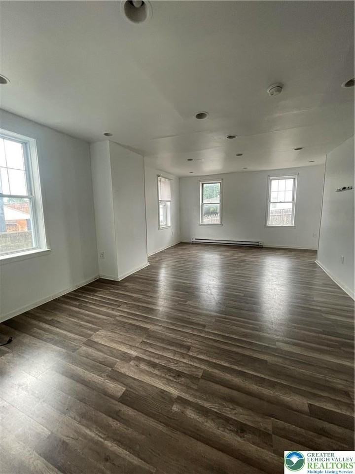 551 Sumner Ct - Photo 4 of 10