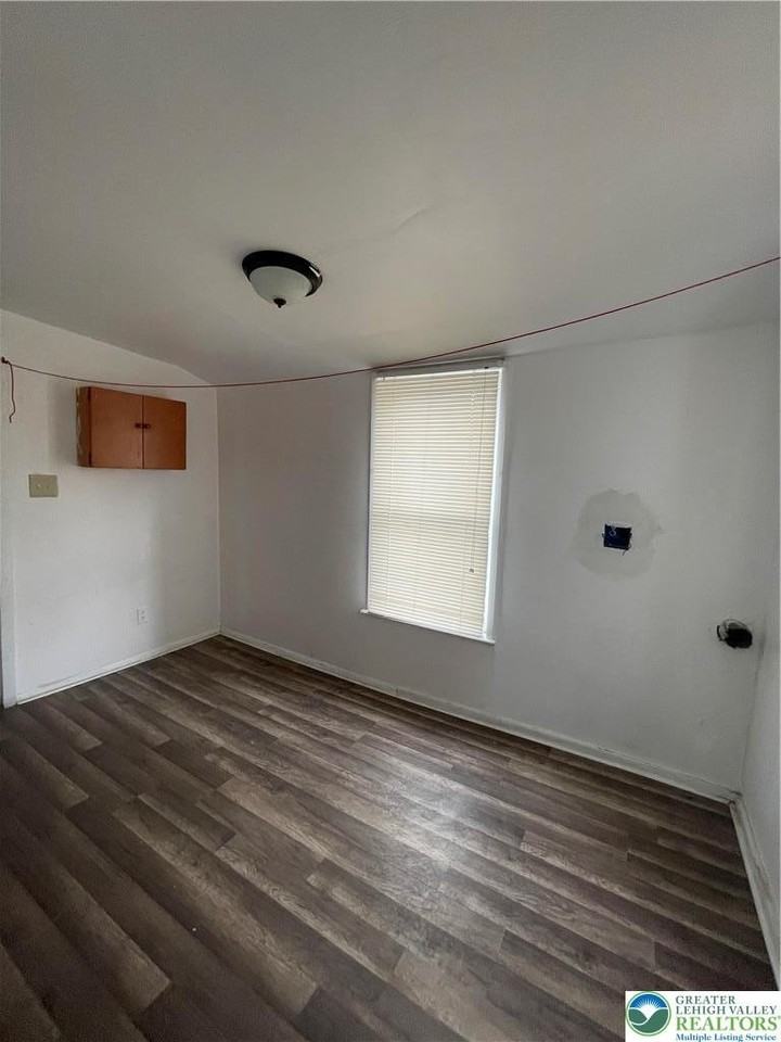 551 Sumner Ct - Photo 7 of 10