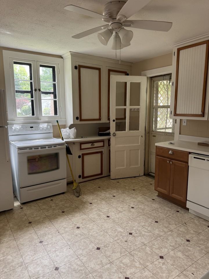 157 Grand St #1 - Photo 4 of 20