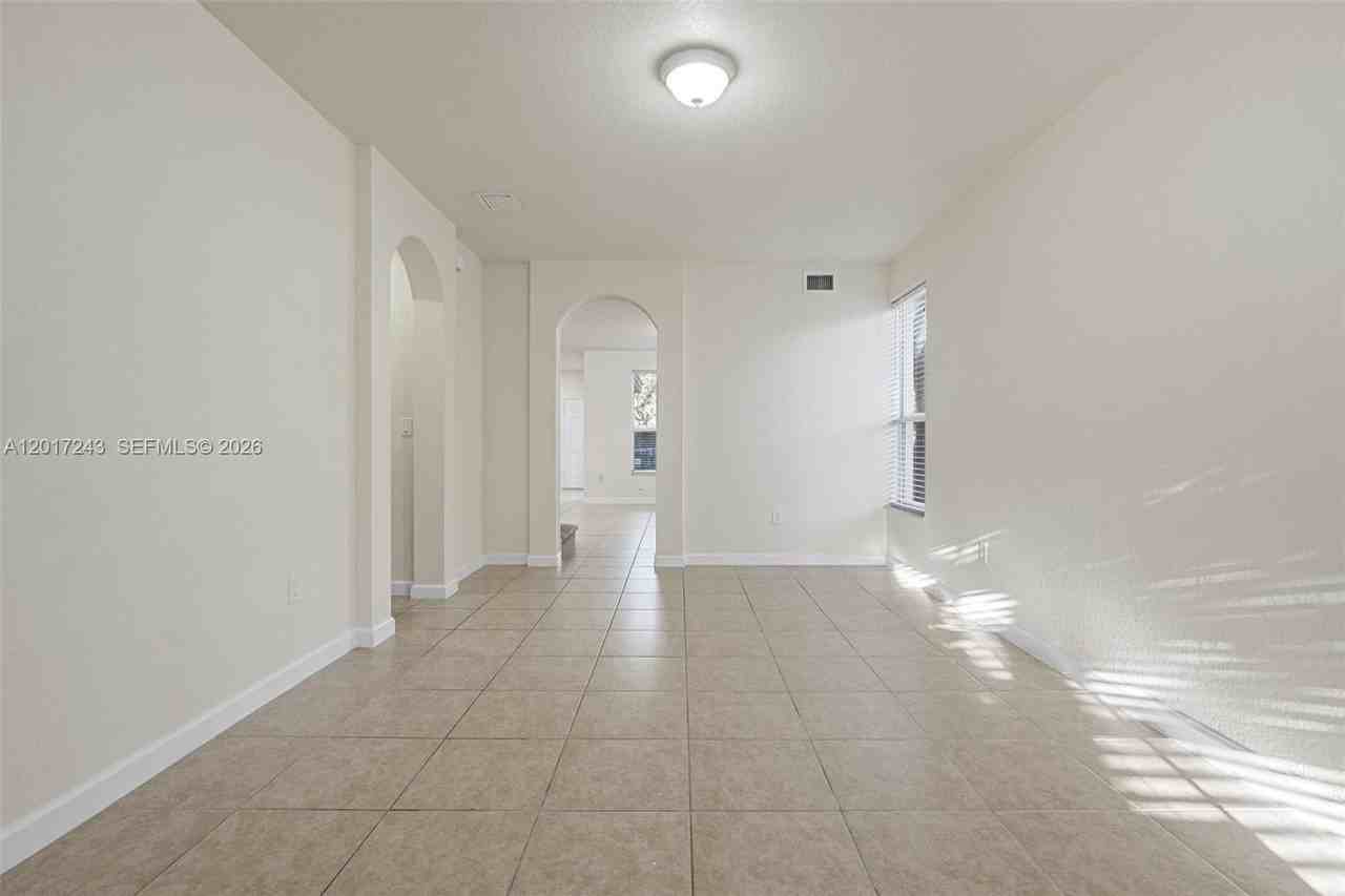 9243 Sw 170th Ave - Photo 4 of 36