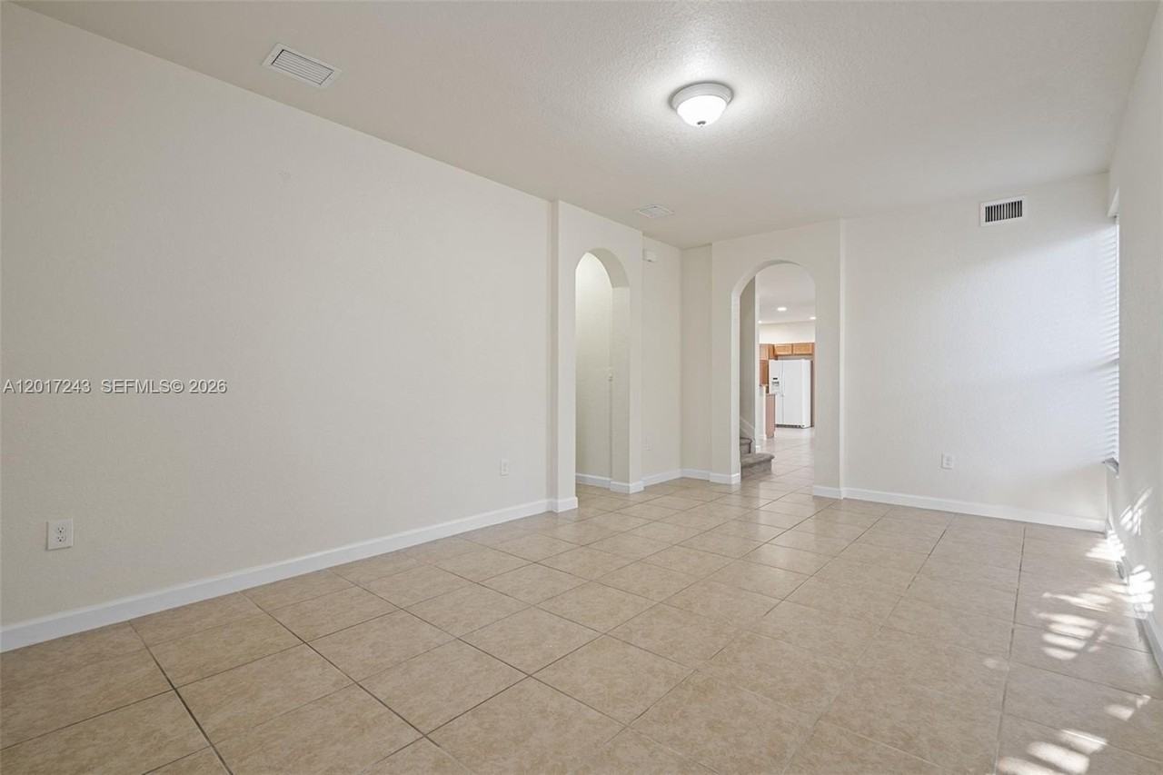 9243 Sw 170th Ave - Photo 5 of 36