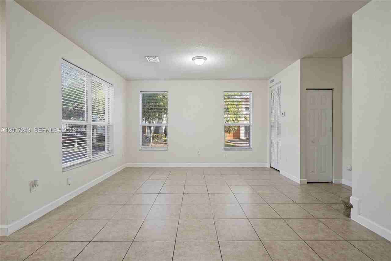 9243 Sw 170th Ave - Photo 6 of 36