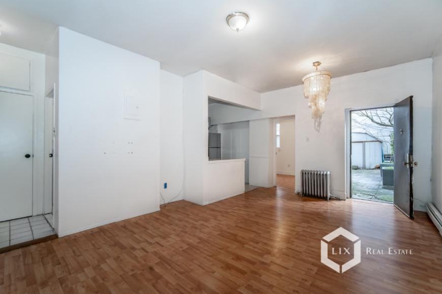 784 Bergen St - Photo 4 of 10