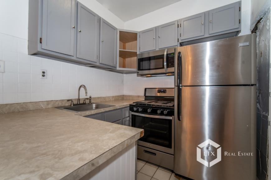 784 Bergen St - Photo 6 of 10