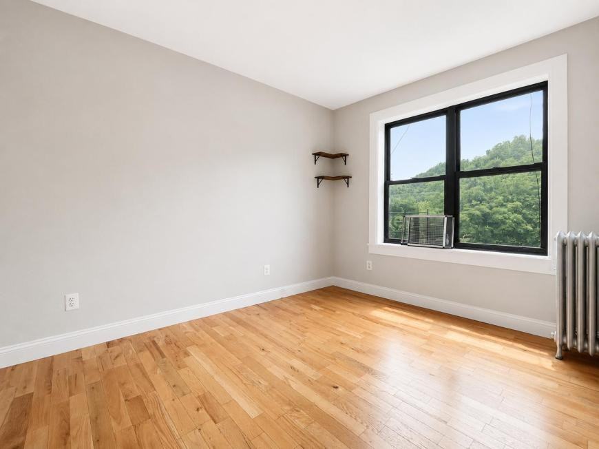 141 Nagle Ave - Photo 5 of 10