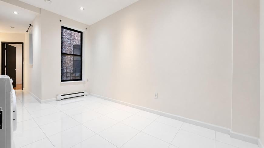 342 Manhattan Ave - Photo 6 of 10