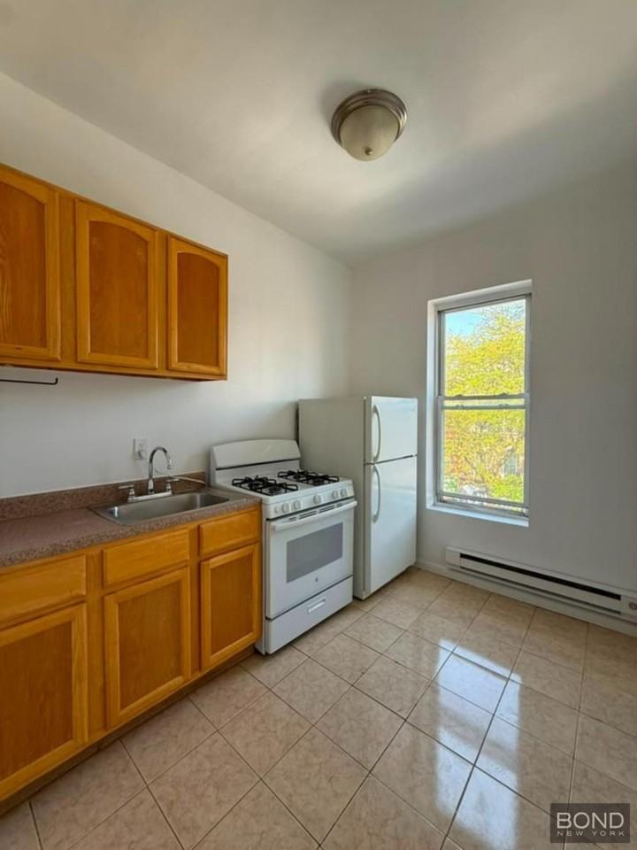 833 Saint Johns Pl - Photo 2 of 4