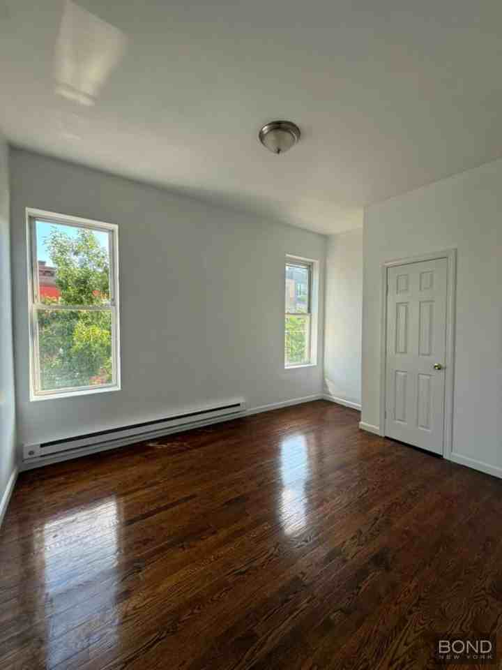 833 Saint Johns Pl - Photo 4 of 4