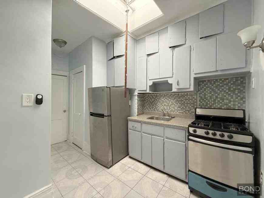 514 Jamaica Ave - Photo 3 of 5