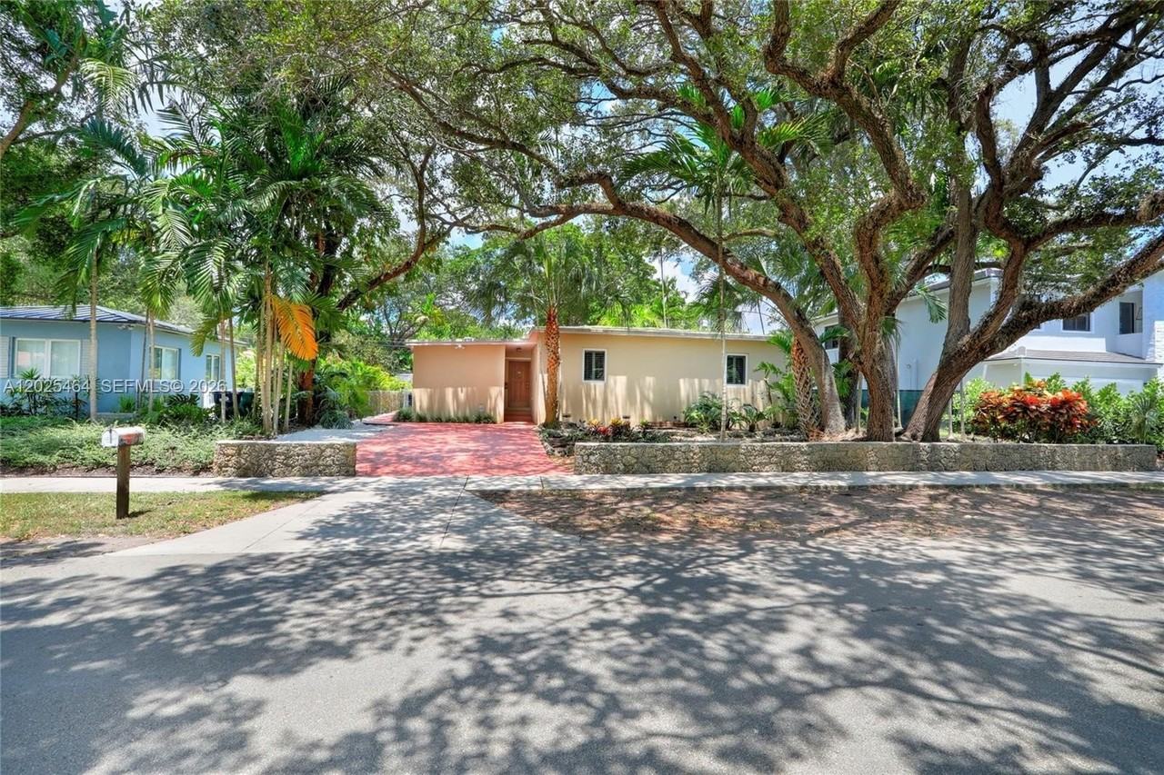 5835 Sw 49th St - Photo 2 of 21
