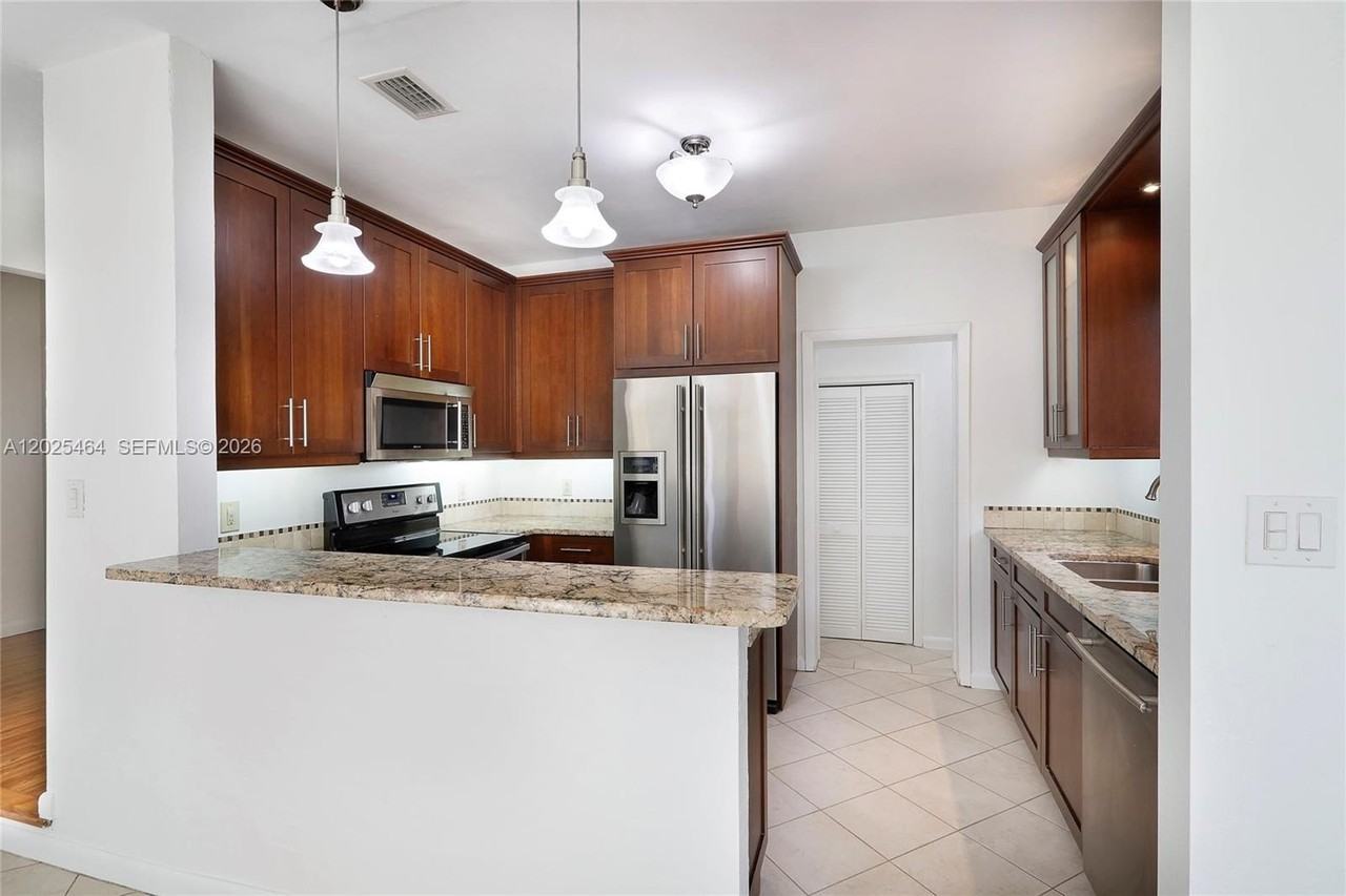 5835 Sw 49th St - Photo 4 of 21