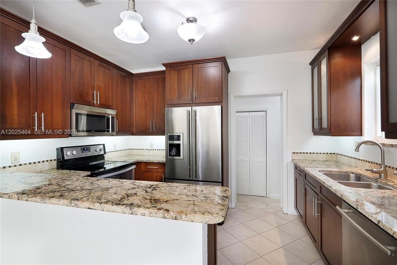 5835 Sw 49th St - Photo 5 of 21