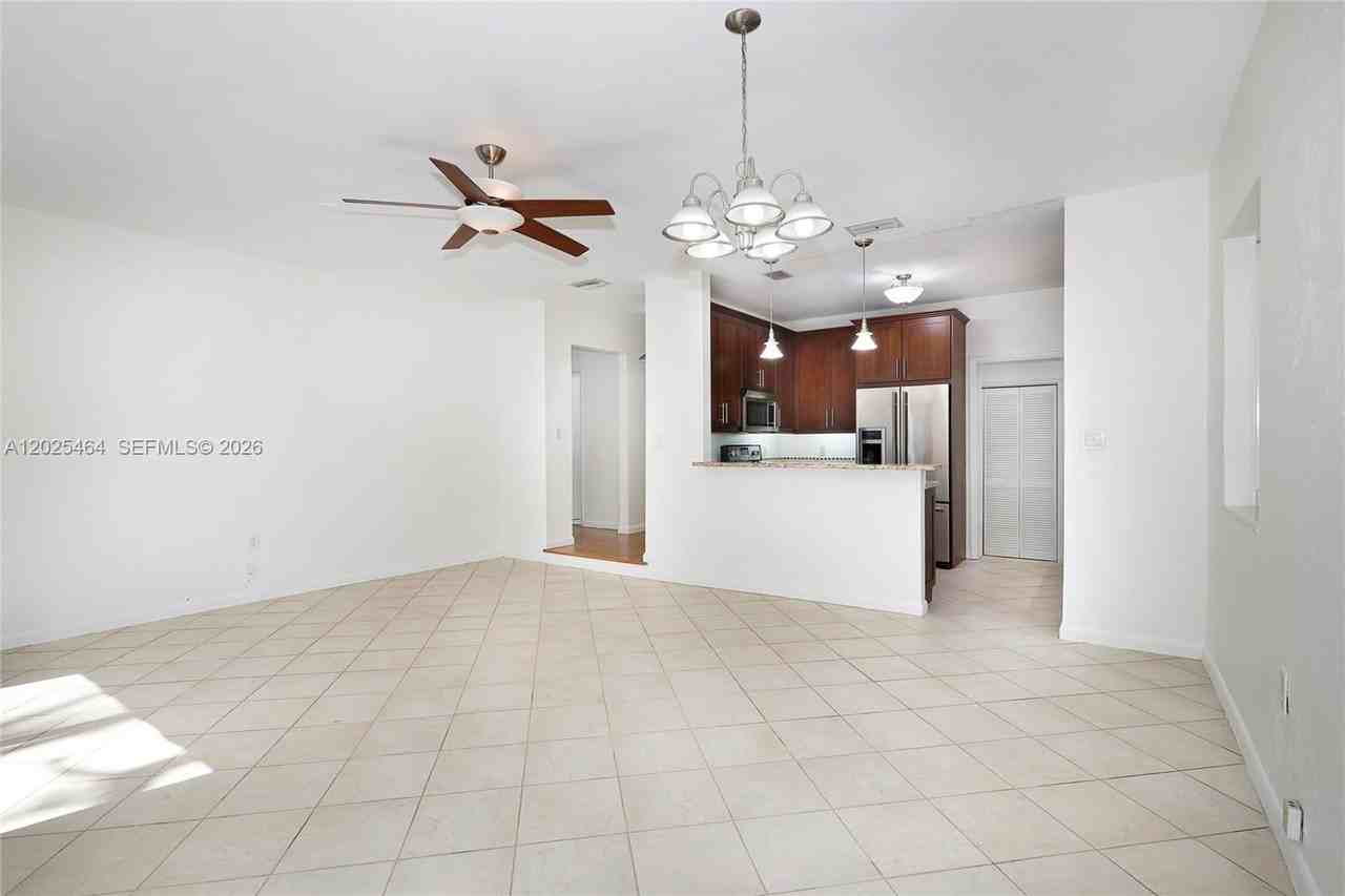 5835 Sw 49th St - Photo 7 of 21