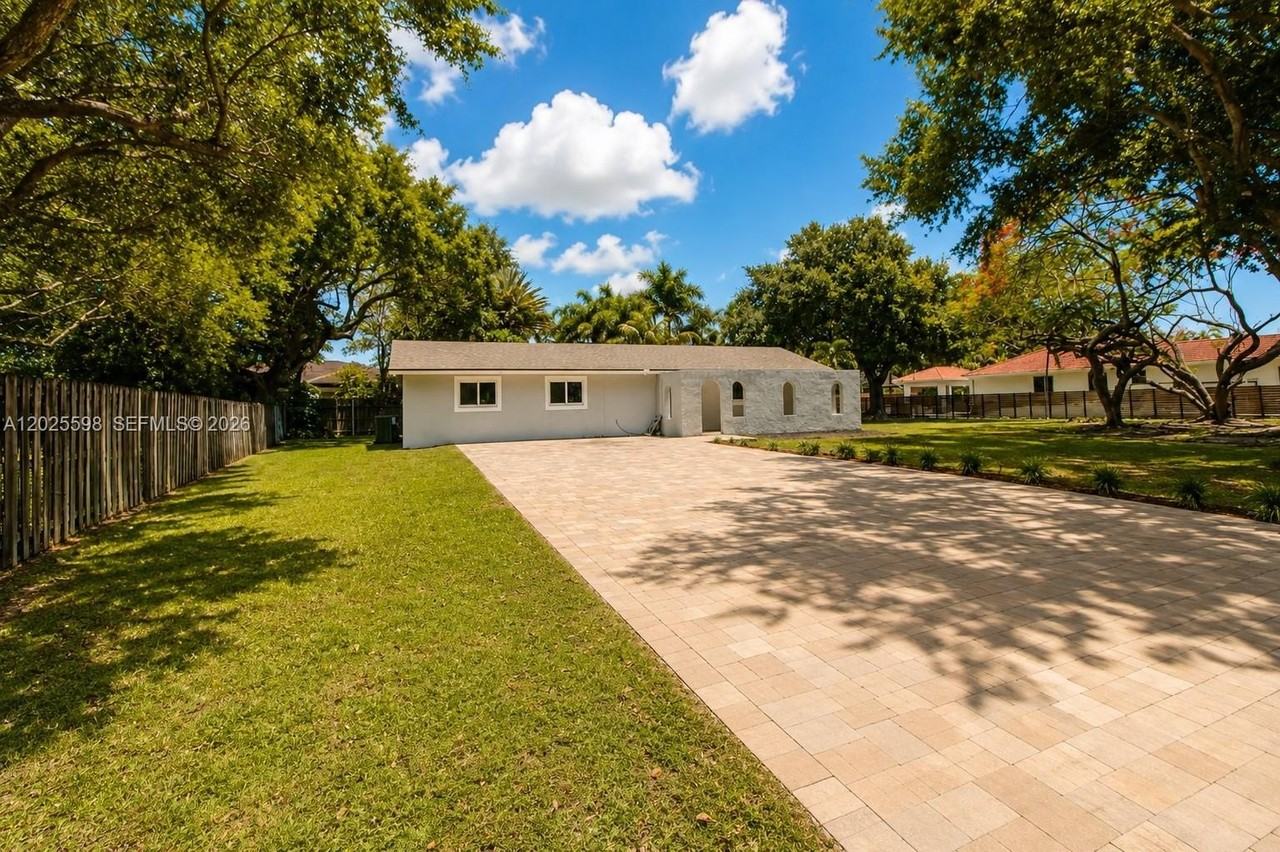 9421 Sw 150th St - Photo 2 of 31