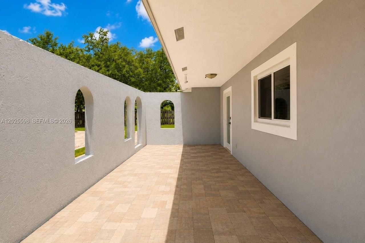 9421 Sw 150th St - Photo 4 of 31