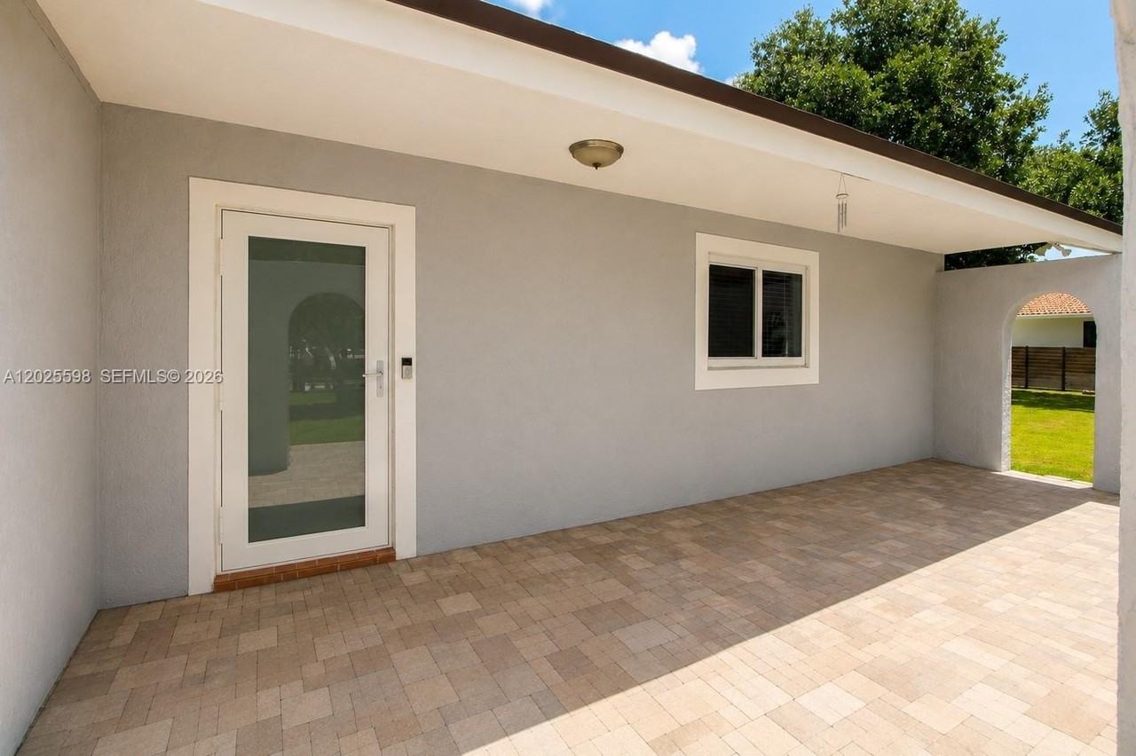 9421 Sw 150th St - Photo 5 of 31
