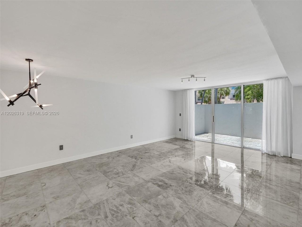 20938 Ne 37th Ct - Photo 5 of 40