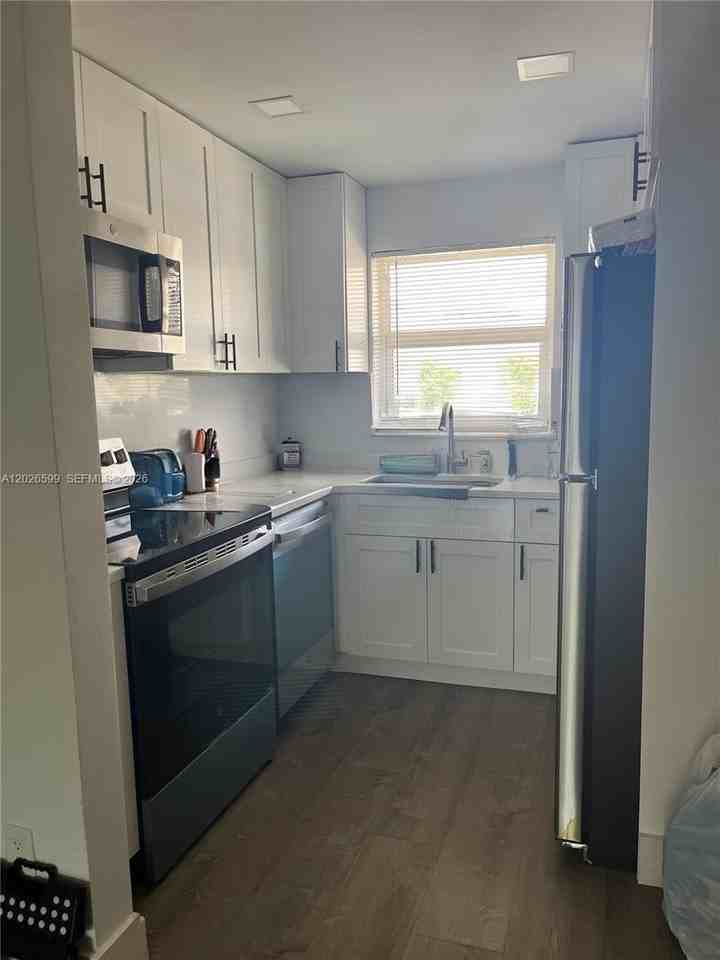 2466 Taylor St #4B - Photo 4 of 11