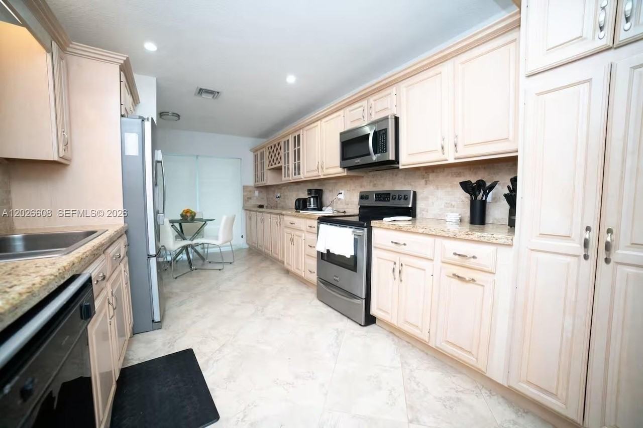11931 Sw 132nd Ave - Photo 5 of 15