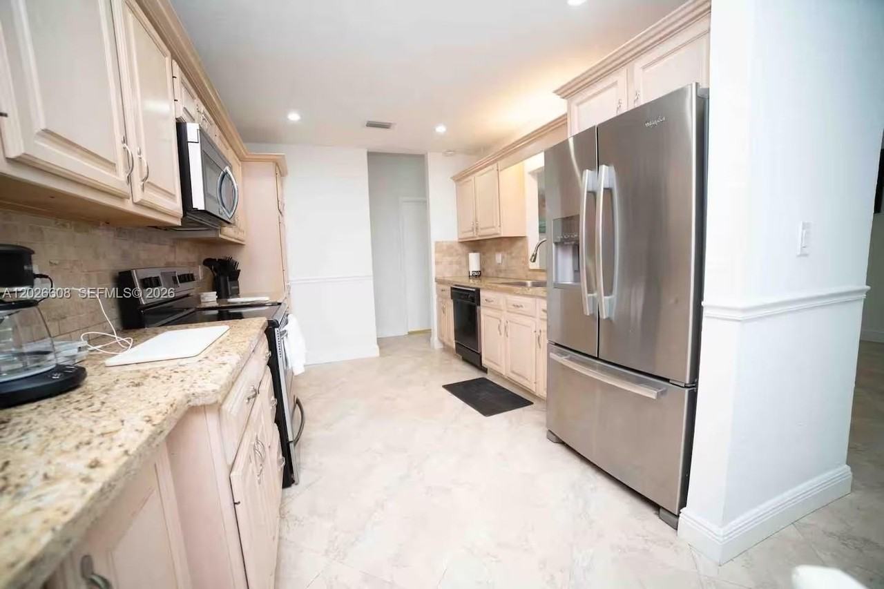 11931 Sw 132nd Ave - Photo 6 of 15