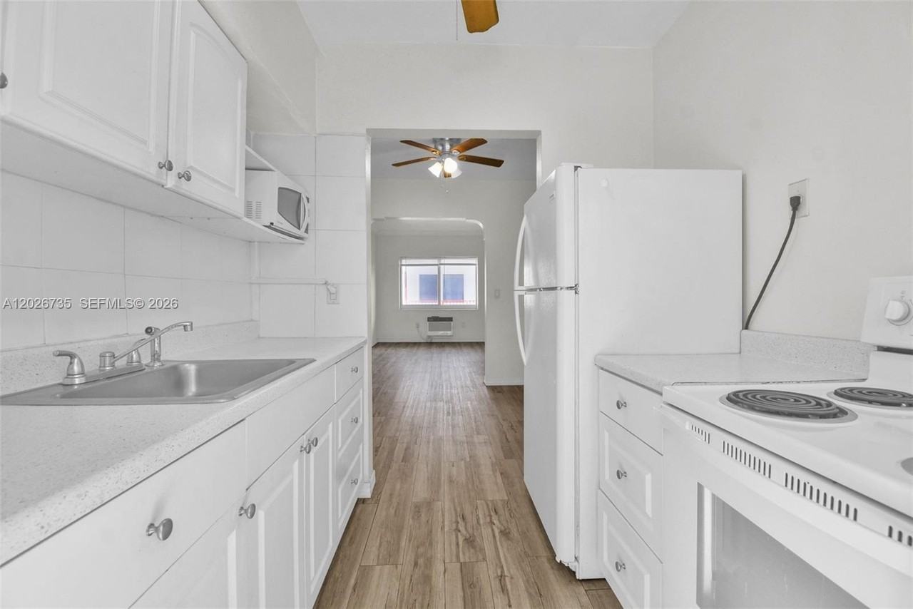 1135 Euclid Ave #202 - Photo 3 of 28