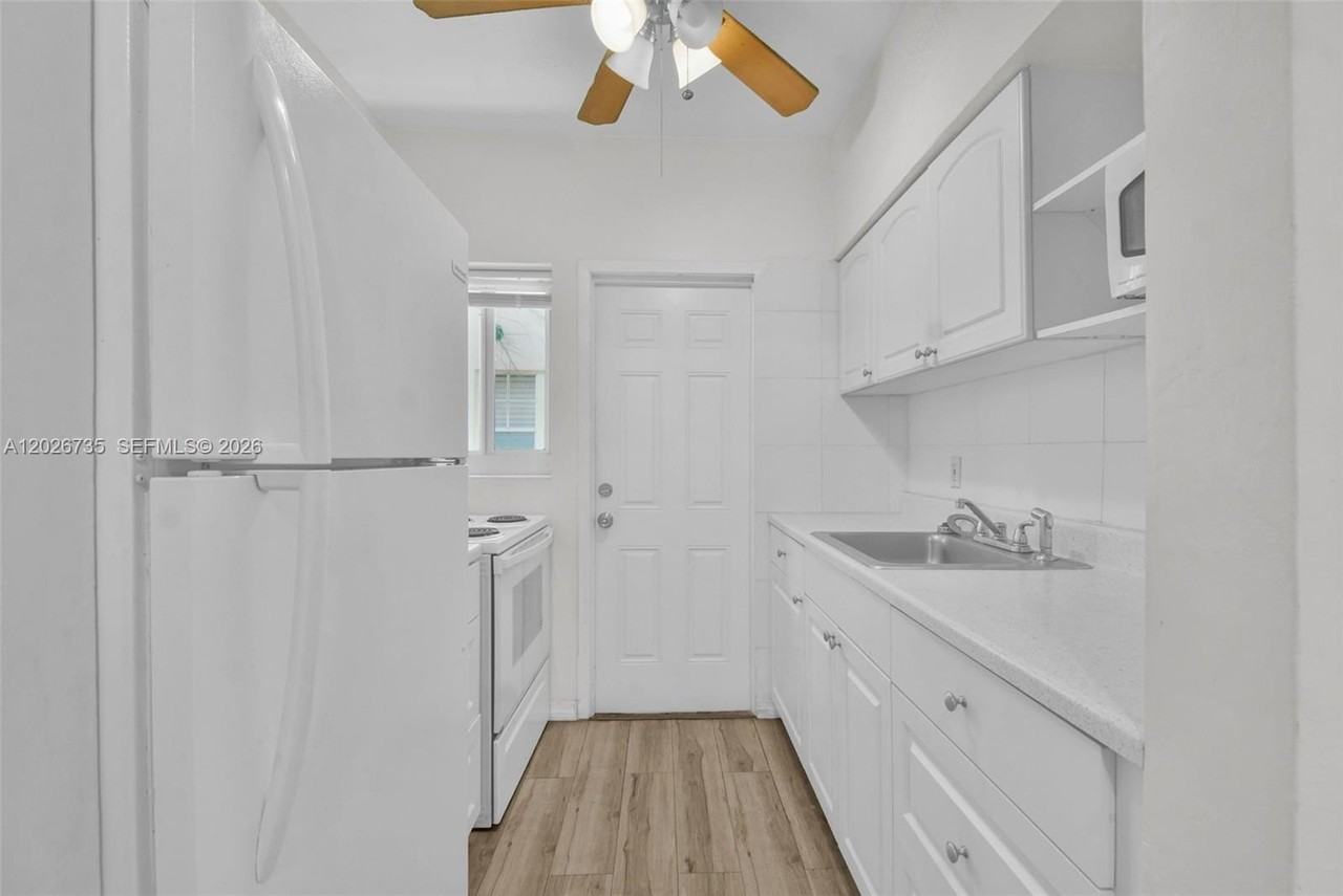 1135 Euclid Ave #202 - Photo 4 of 28