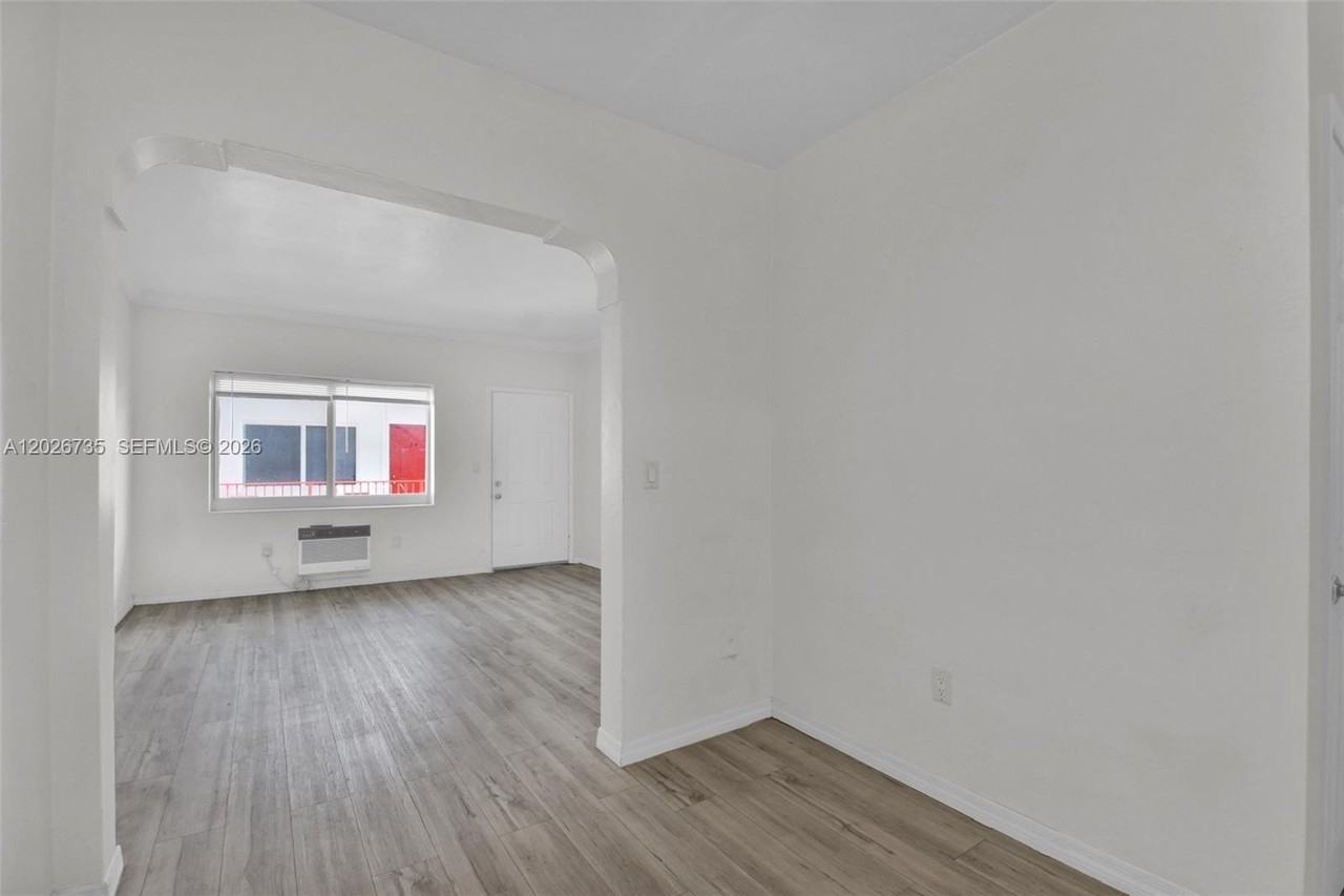 1135 Euclid Ave #202 - Photo 5 of 28