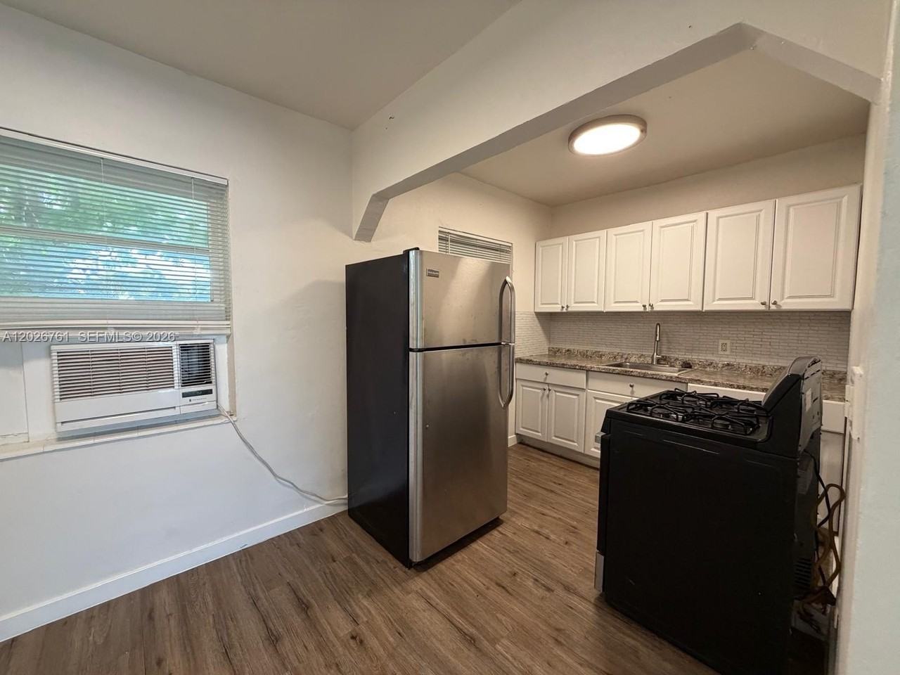 541 Sw 7th St #2 - Photo 5 of 11