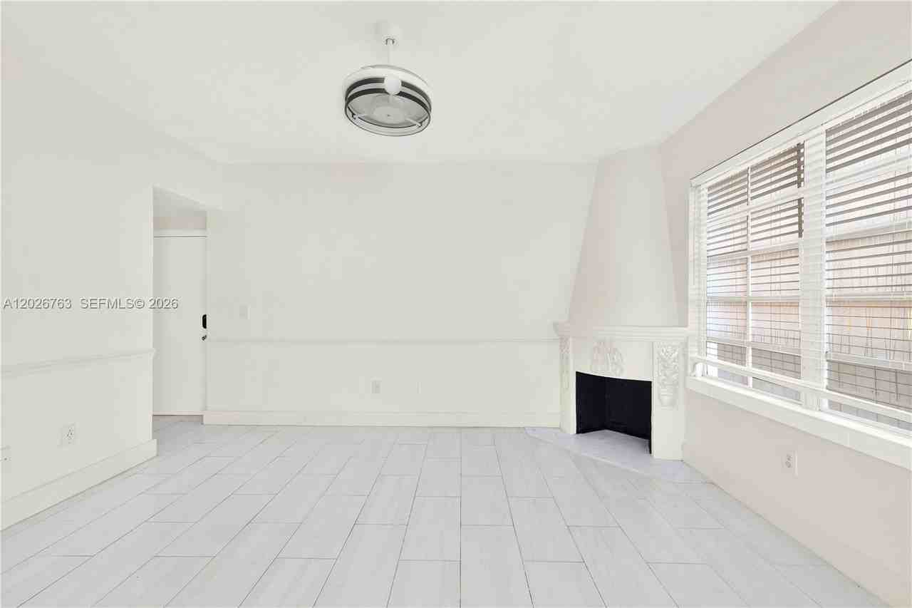 610 8th St #102R - Photo 5 of 23