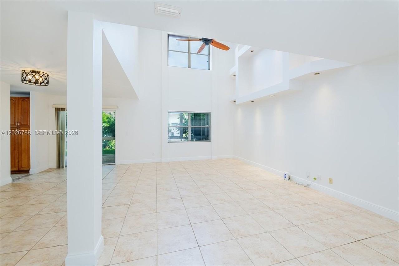 305 S Ketch Dr - Photo 2 of 35