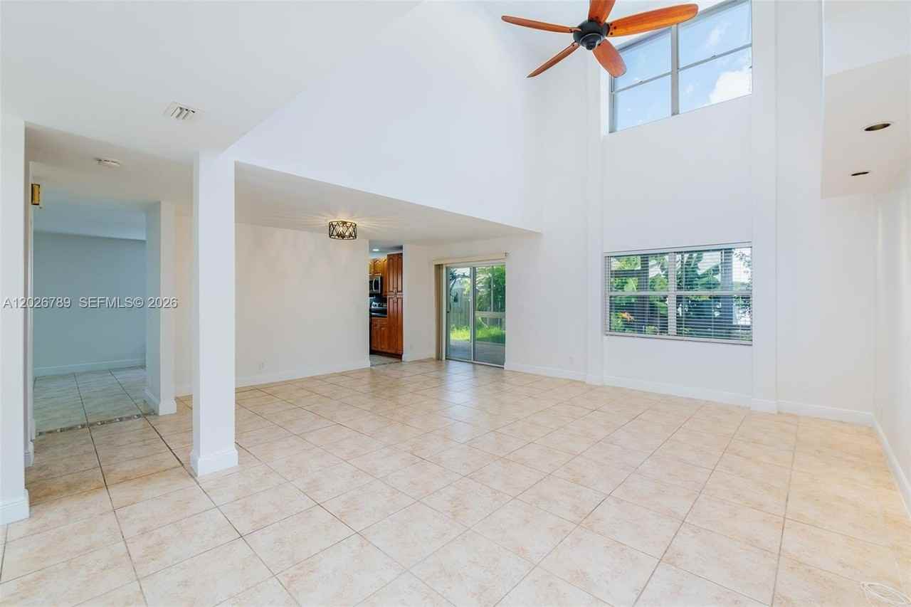 305 S Ketch Dr - Photo 3 of 35