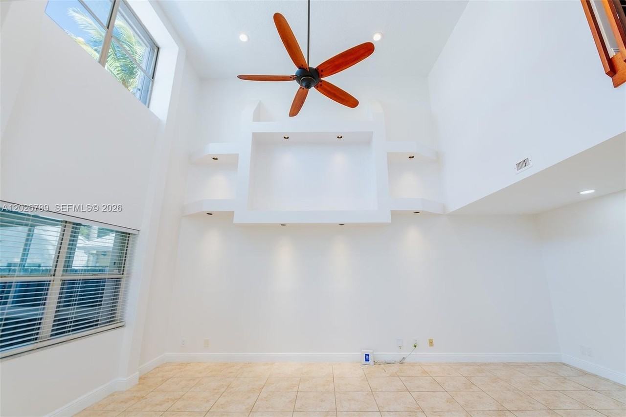 305 S Ketch Dr - Photo 4 of 35