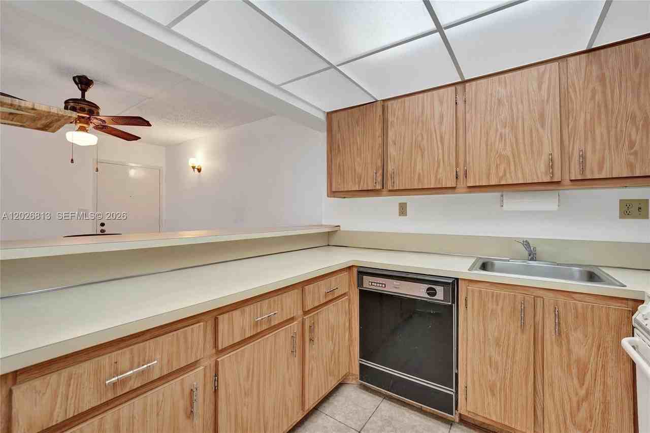 5805 Washington St #14 - Photo 3 of 7