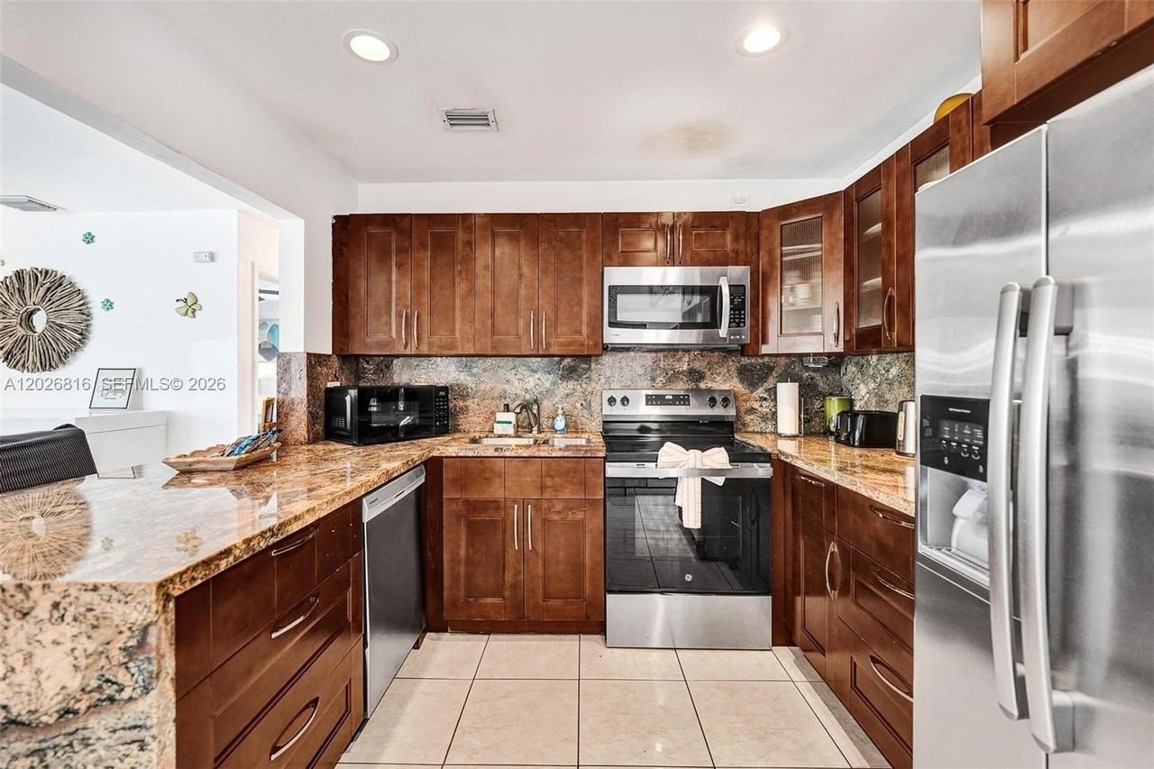 712 Sw 7th Ter - Photo 2 of 50