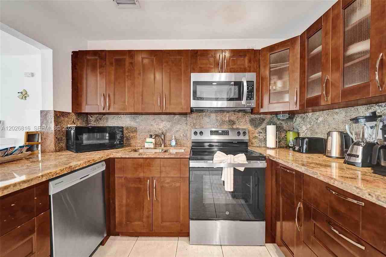 712 Sw 7th Ter - Photo 3 of 50