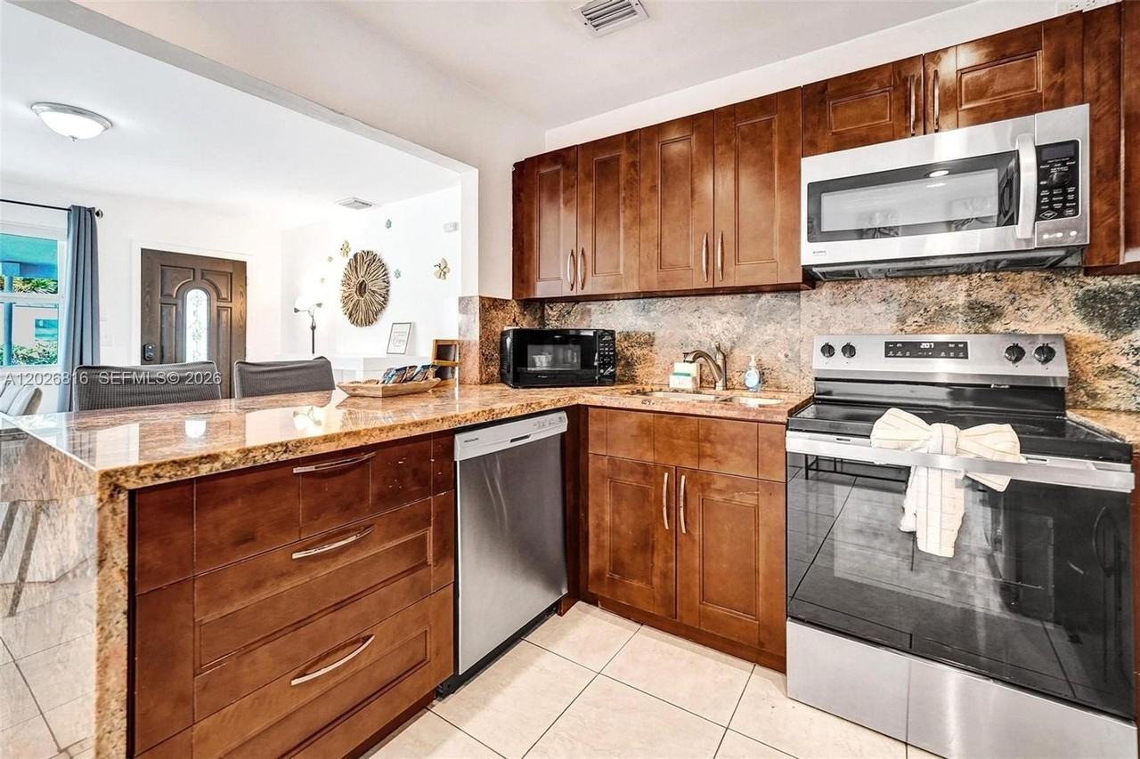 712 Sw 7th Ter - Photo 4 of 50