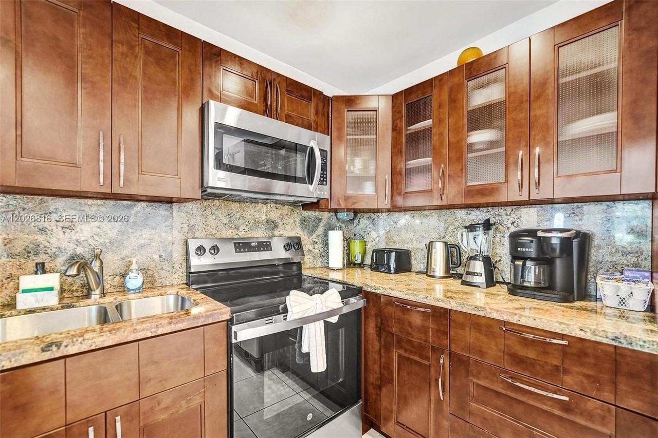 712 Sw 7th Ter - Photo 5 of 50