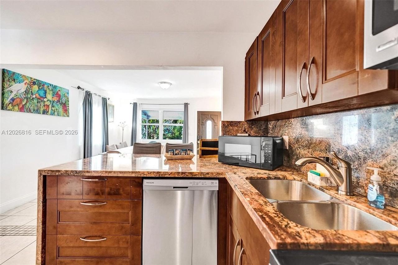 712 Sw 7th Ter - Photo 6 of 50