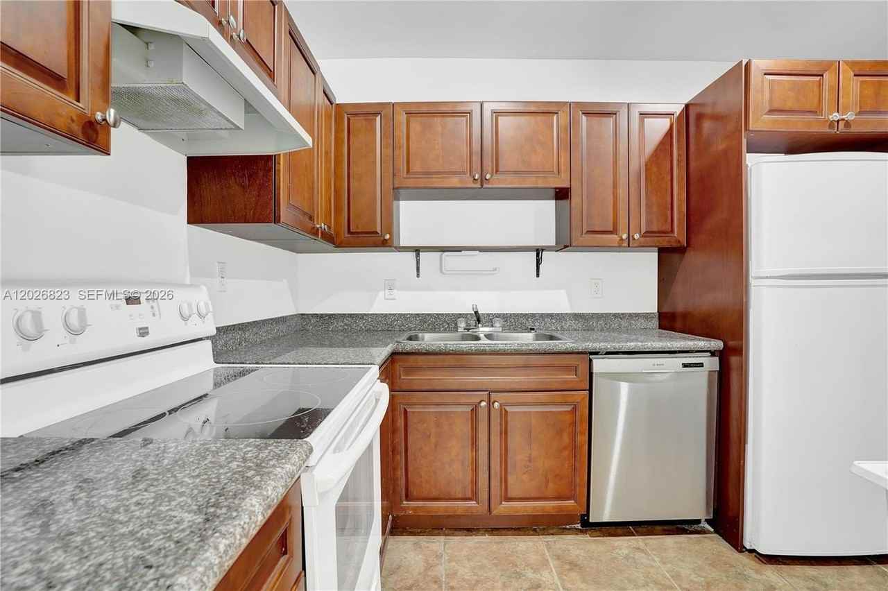 5985 Sw 41st St - Photo 7 of 19