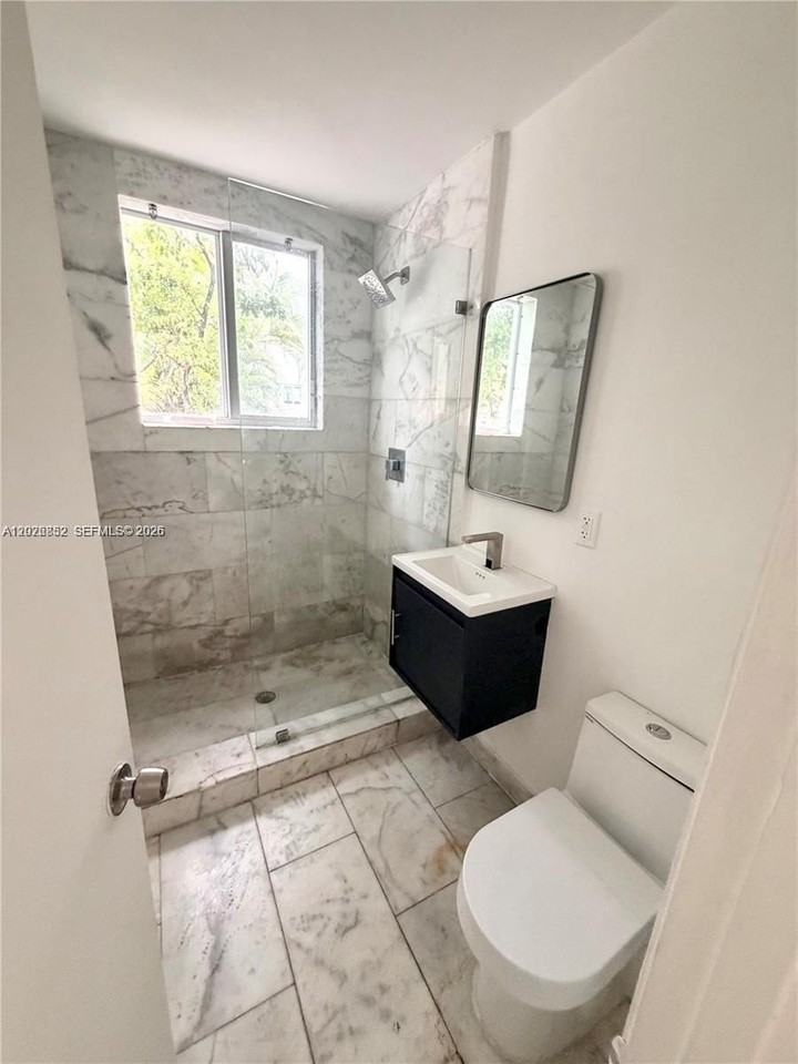 922 Jefferson Ave #6 - Photo 5 of 9