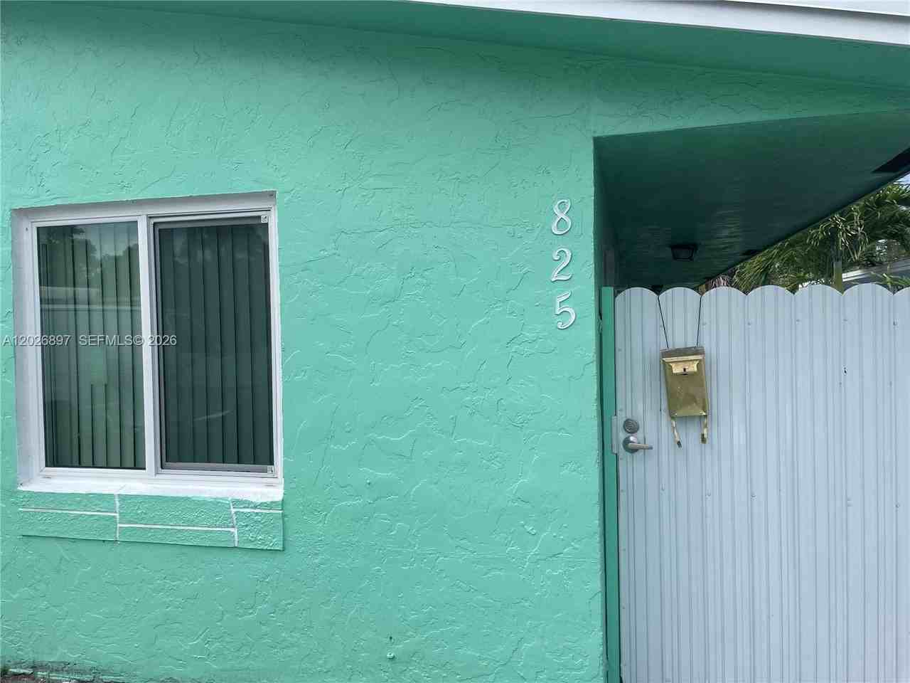 825 Sw 9th St #1 - Photo 2 of 16