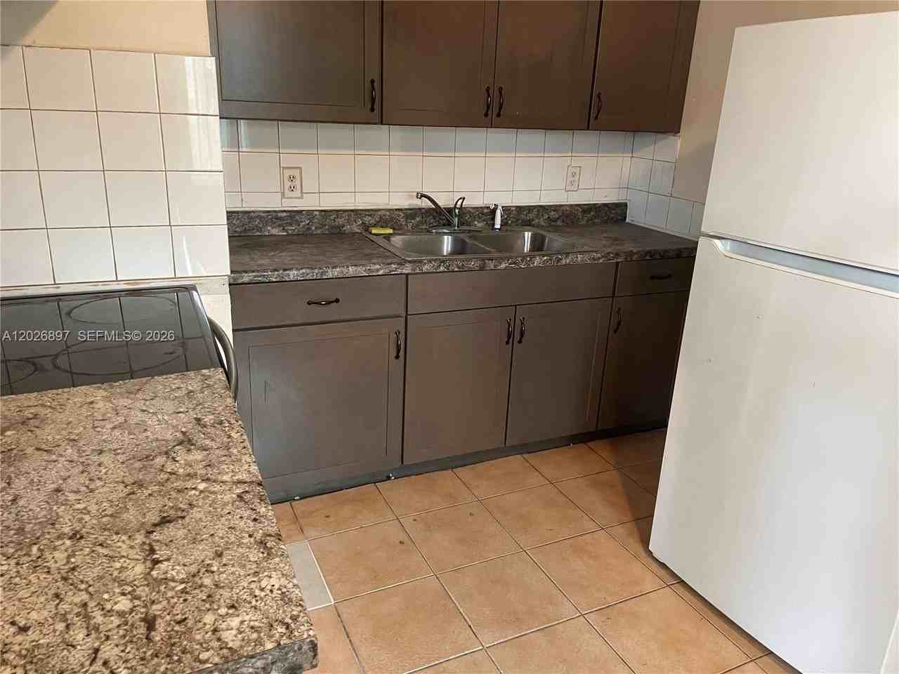 825 Sw 9th St #1 - Photo 6 of 16
