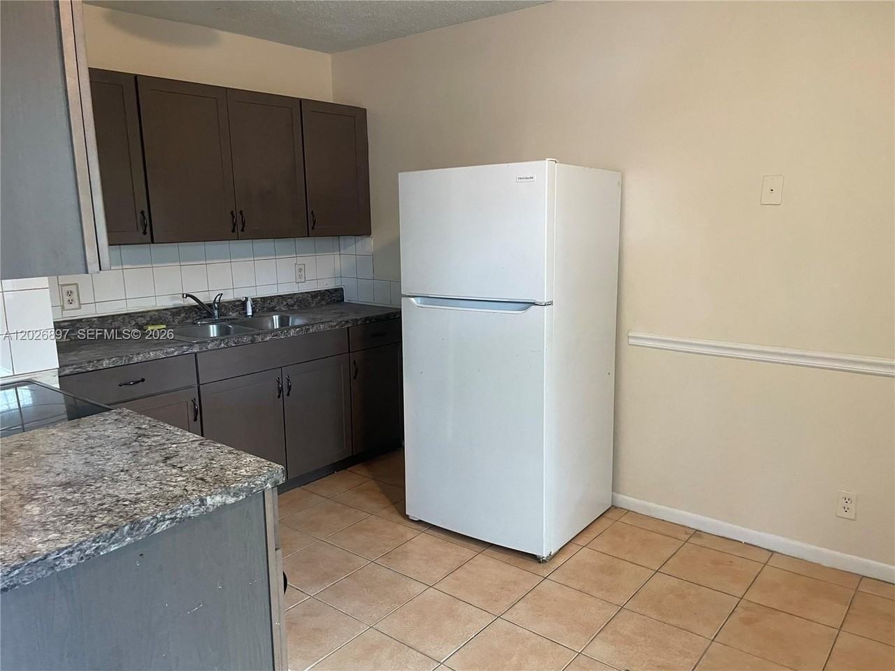825 Sw 9th St #1 - Photo 7 of 16